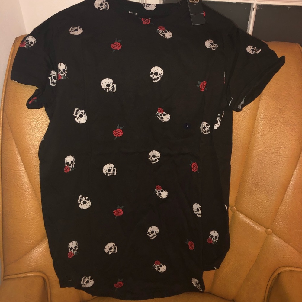 Hollister Curved Hem Skull and Roses Tee